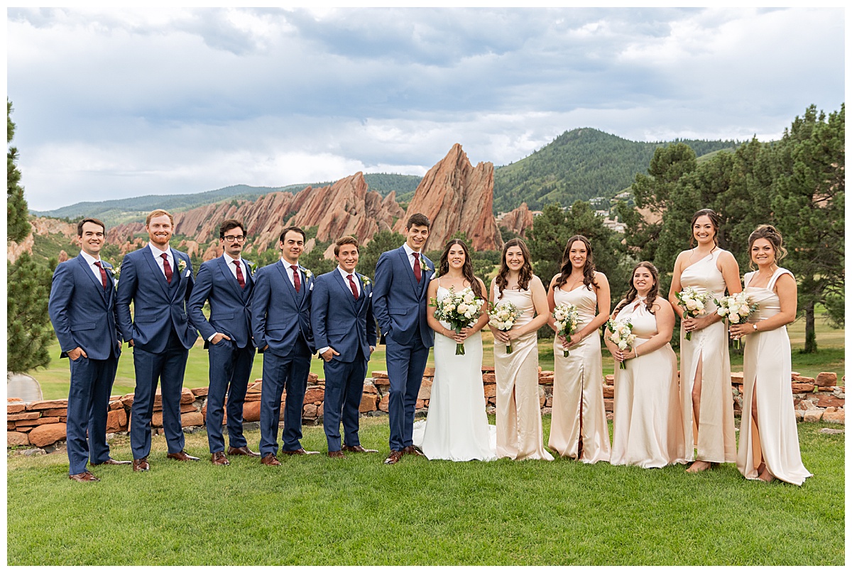 The entire bridal party poses for portraits with the bride and groom.