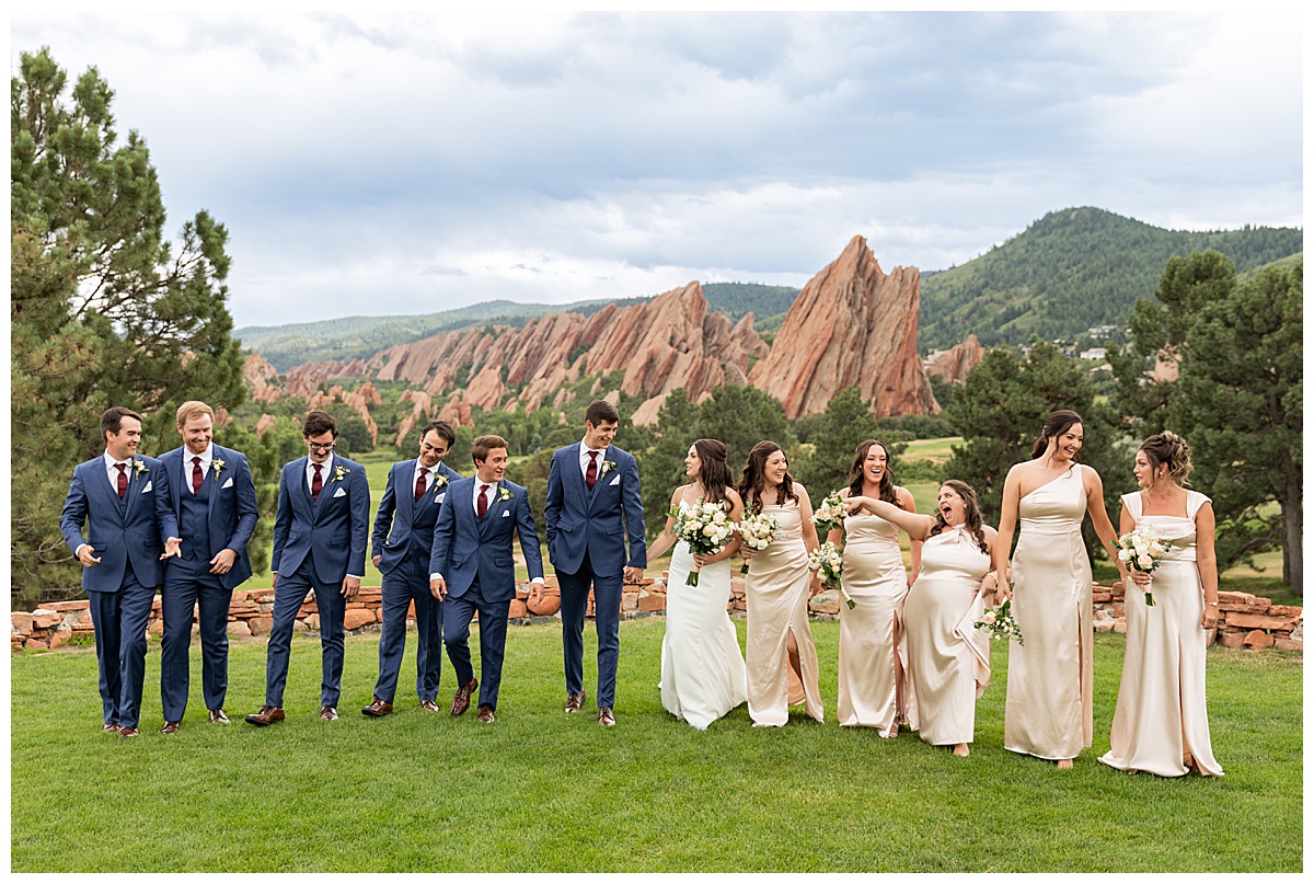 The entire bridal party poses for portraits with the bride and groom.